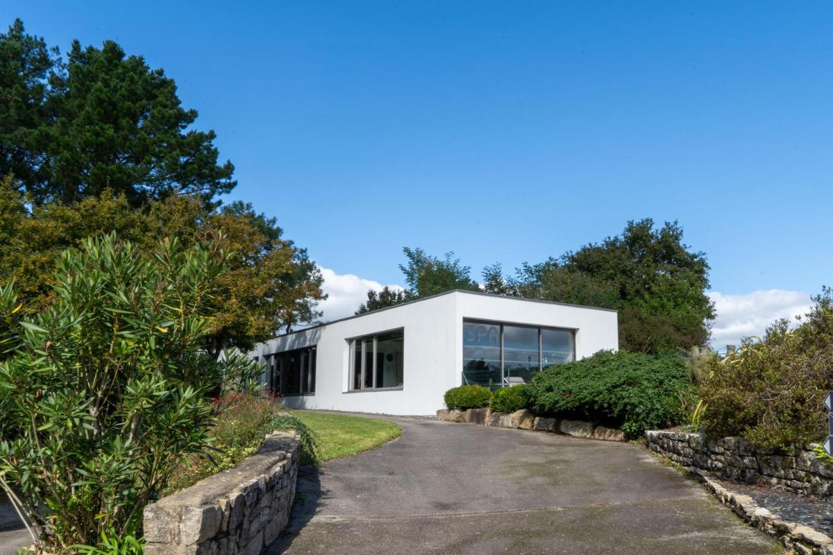 Maison blanche avec allée dans l'établissement Le Galet Hotel & Spa, à Saint-Philibert