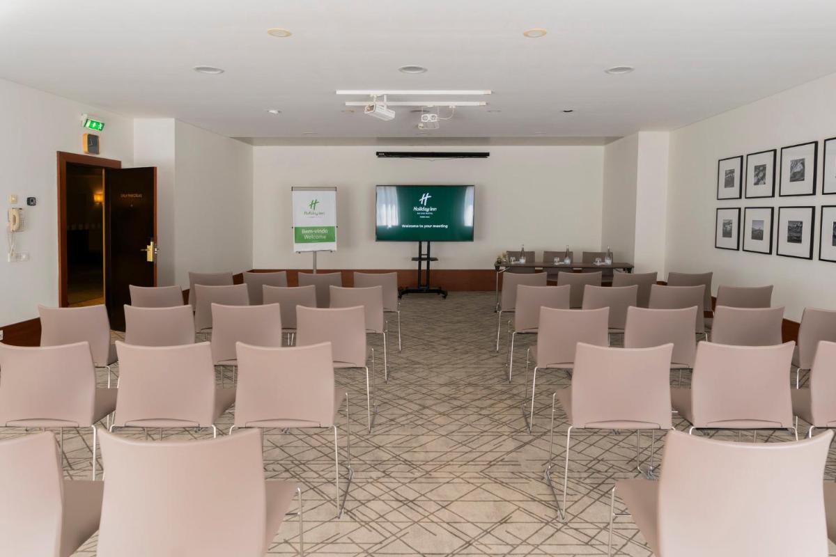A área empresarial e/ ou a sala de conferências de Holiday Inn Porto Gaia by IHG