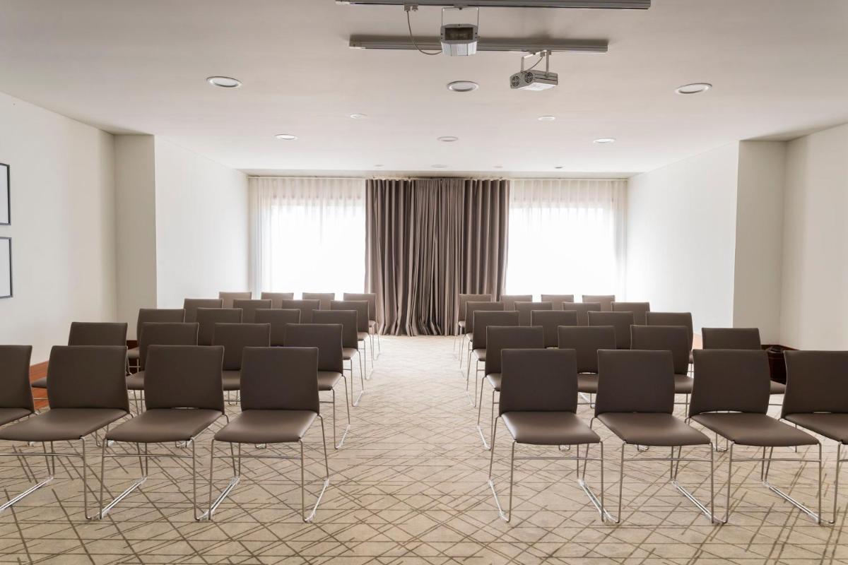 A área empresarial e/ ou a sala de conferências de Holiday Inn Porto Gaia by IHG