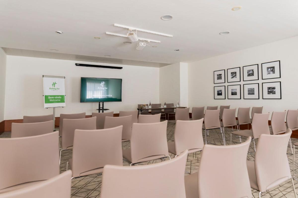 A área empresarial e/ ou a sala de conferências de Holiday Inn Porto Gaia by IHG