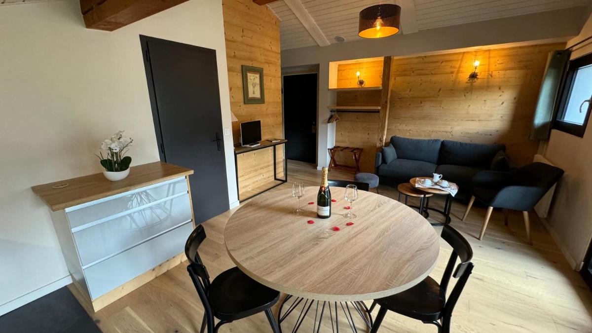 Coin salon dans l'établissement Café-Hôtel Le Morillon, Domaine du Grand Massif-Samoëns