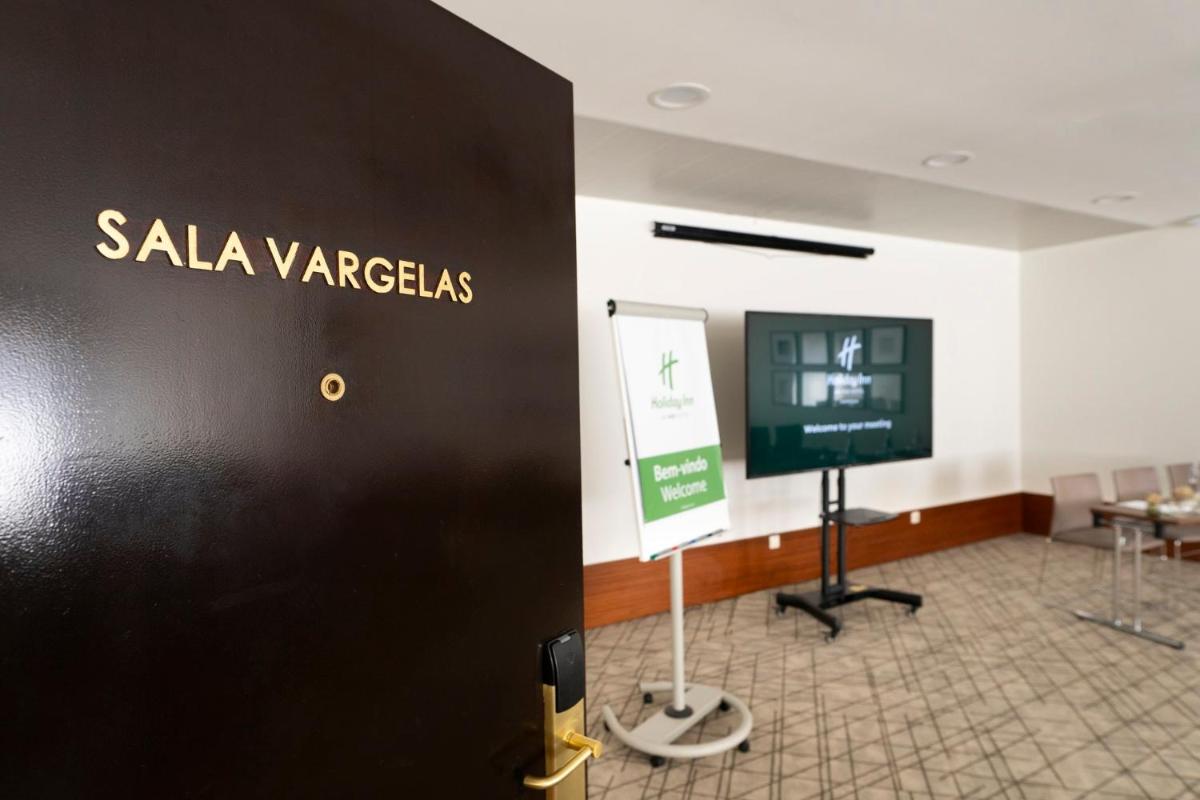 Uma televisão e/ou sistema de entretenimento em Holiday Inn Porto Gaia by IHG