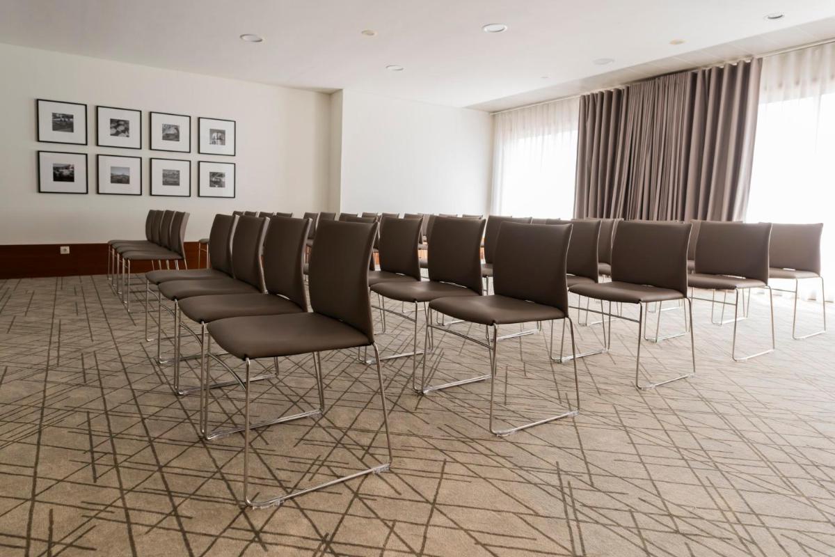 Uma área de estar em Holiday Inn Porto Gaia by IHG