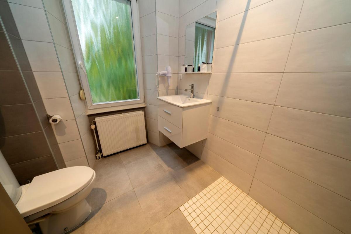 Salle de bains dans l'établissement Hôtel du Parc, Restaurant, Spa & Wellness
