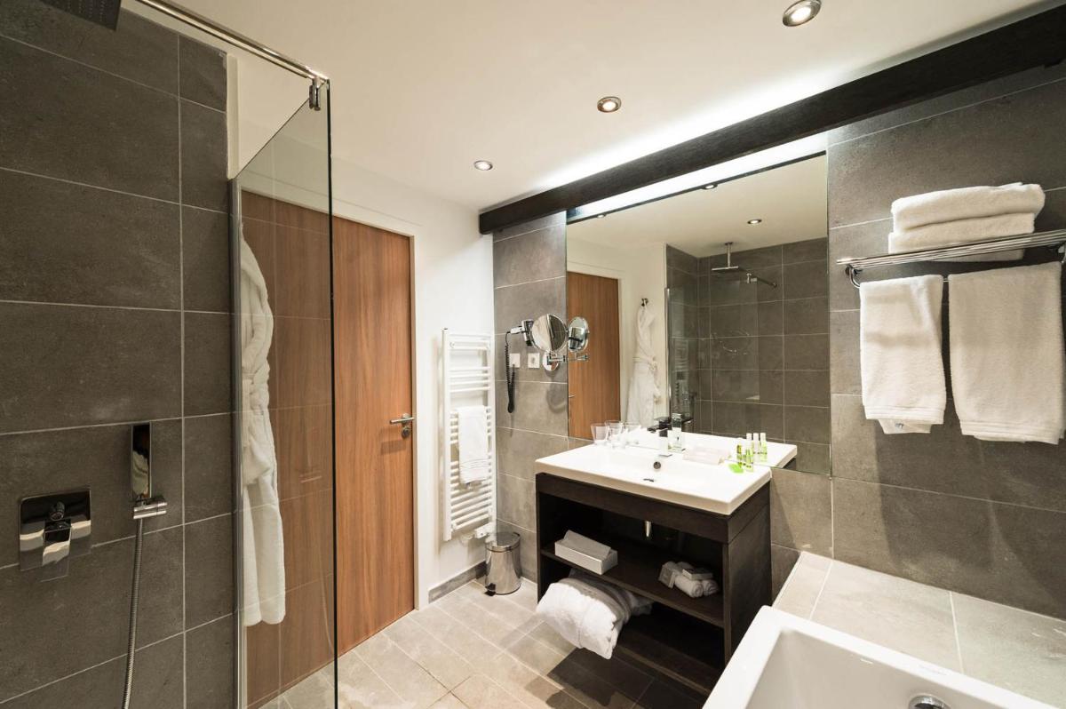 une salle de bain avec un lavabo et une douche dans l'établissement Hôtel du Golf, à Mallemort