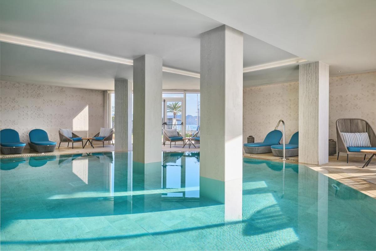 un vestíbulo de hotel con una piscina con sillas y mesas en Hipotels Flamenco, en Cala Millor 80 fotos más