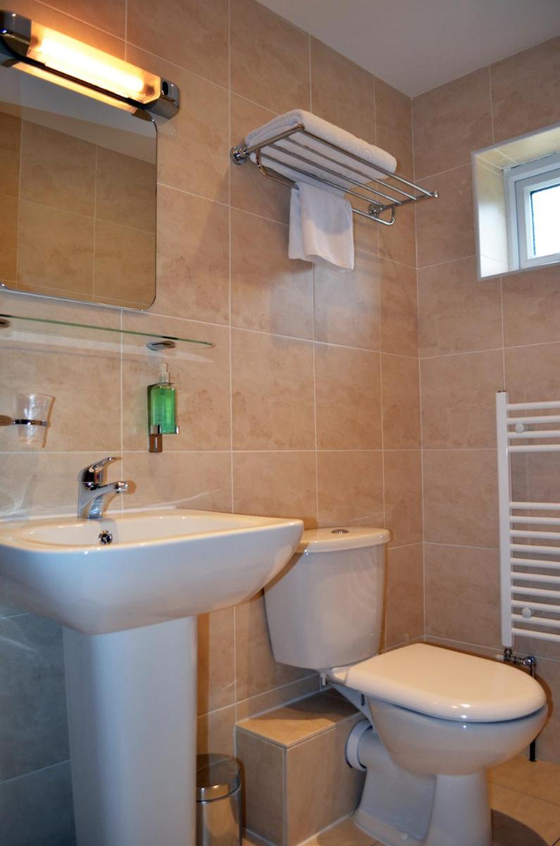 Gatwick Cambridge Hotel - Housity