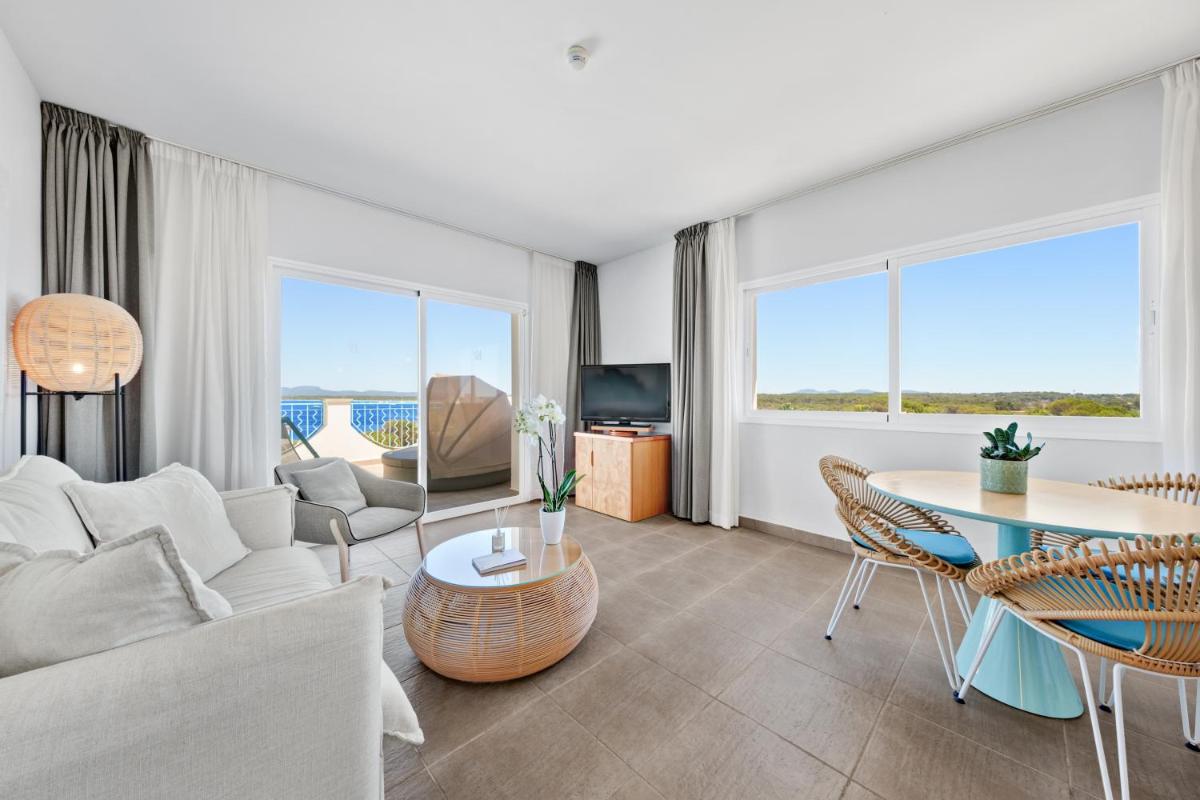 una sala de estar con un sofá y una mesa en Hotel Villa Chiquita - Adults Only - Over 12, en Colonia de Sant Jordi