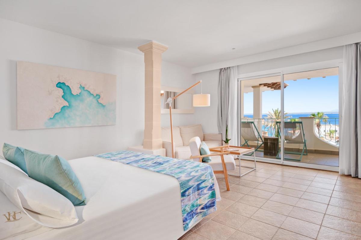 Una habitación de hotel con una cama y vista al océano. en Hotel Villa Chiquita - Adults Only - Over 12, en Colonia de Sant Jordi