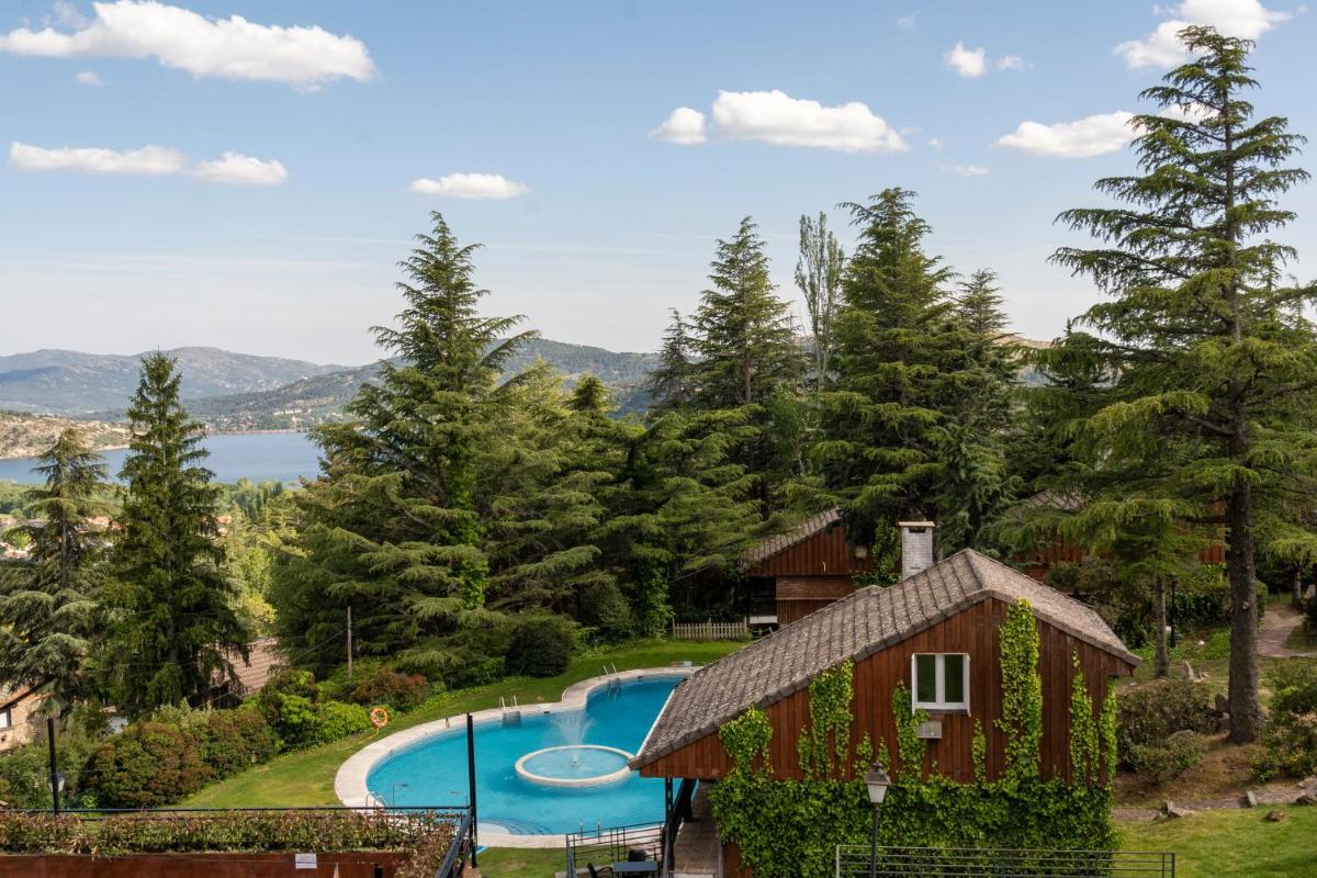 Un complejo con piscina y una casa. en Hotel Hita "Nature Experience" for all, en Navacerrada