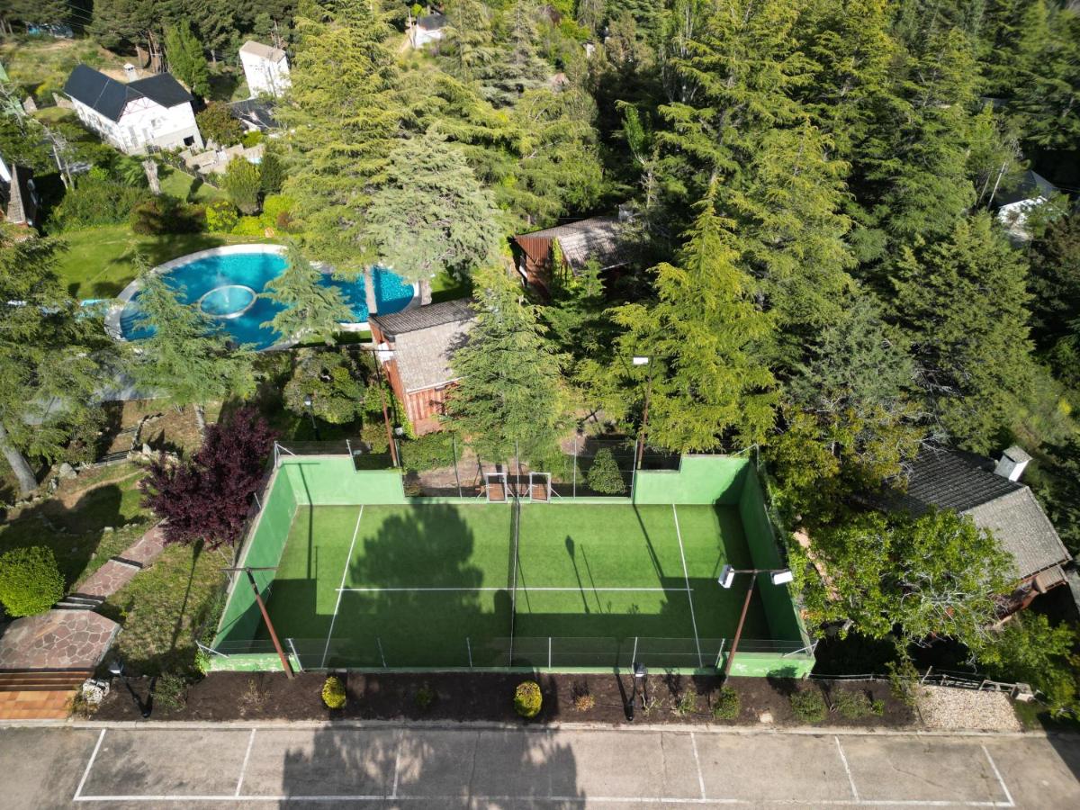 Instalaciones para jugar a tenis o squash en Hotel Hita "Nature Experience" for all o alrededores