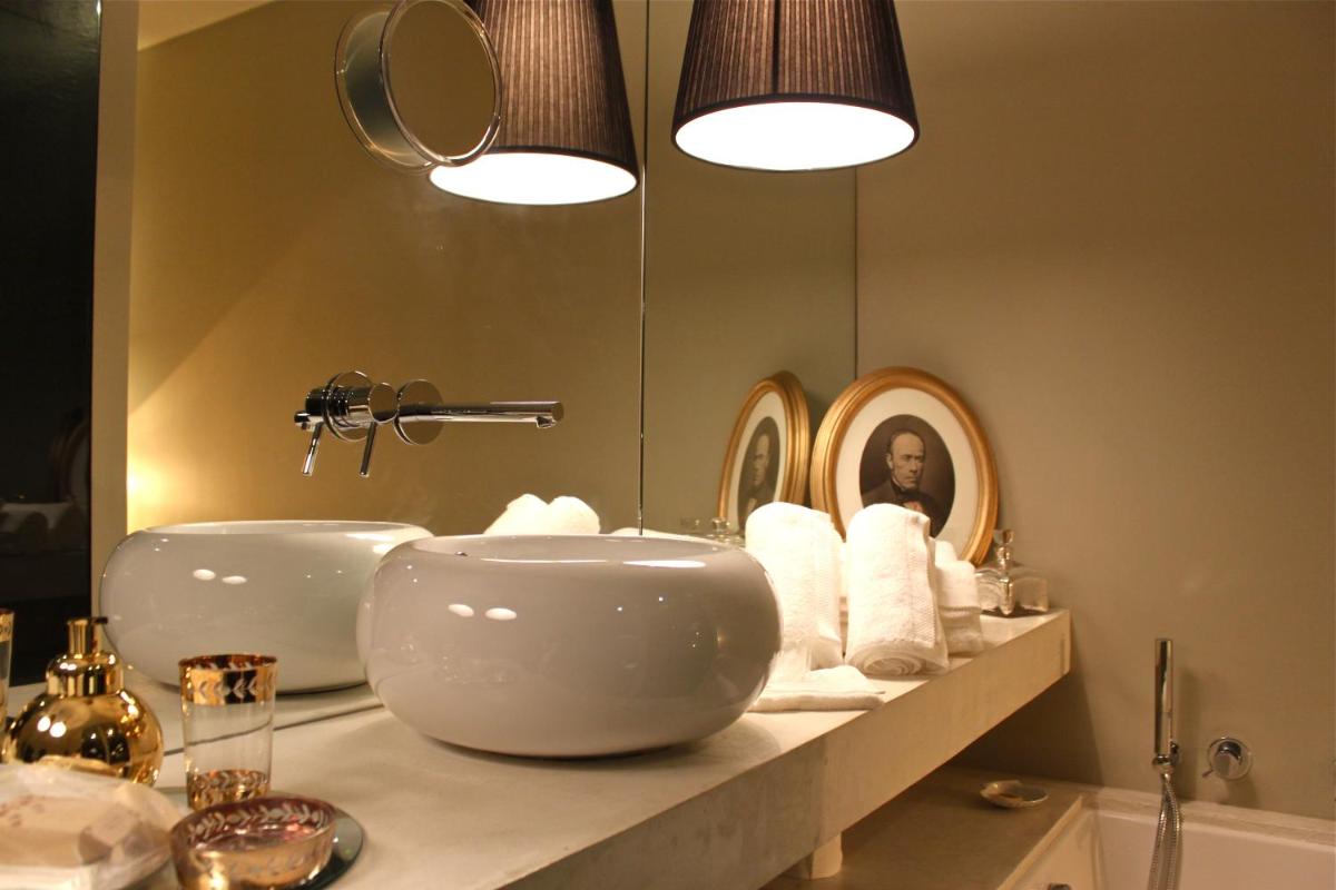 Uma casa de banho em Carmo's Boutique Hotel - Small Luxury Hotels of the World