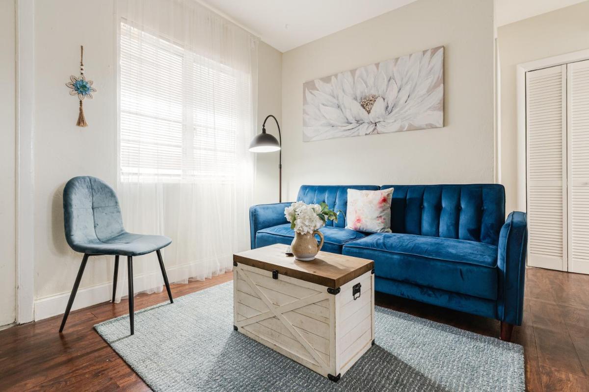 Chic & Colorful 1 Bedroom Retreat Near Brickell - Housity