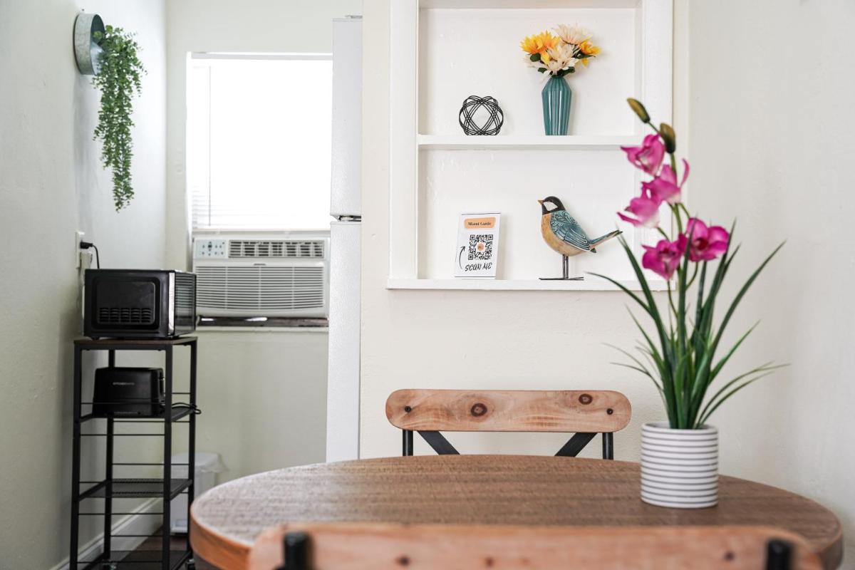Chic & Colorful 1 Bedroom Retreat Near Brickell - Housity