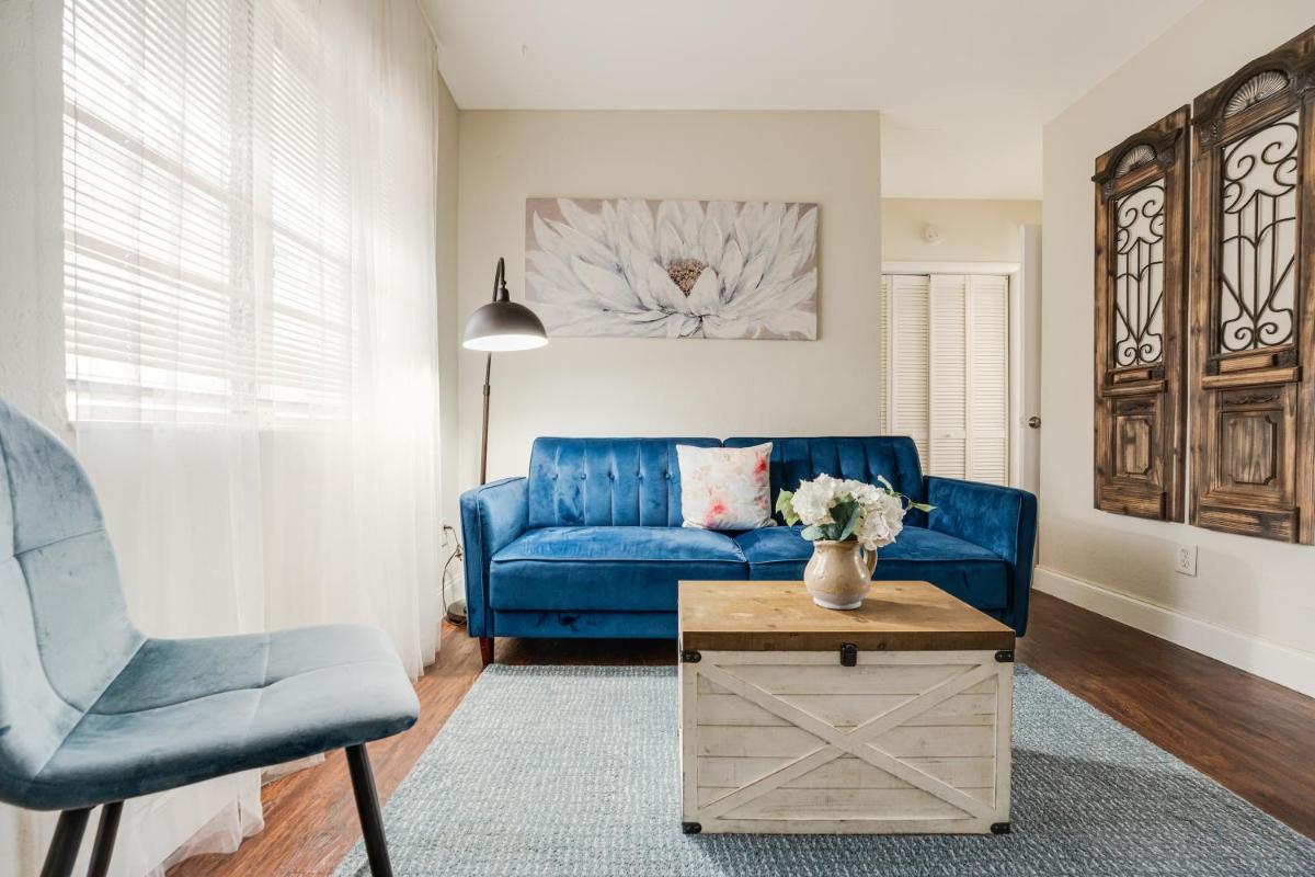 Chic & Colorful 1 Bedroom Retreat Near Brickell - Housity