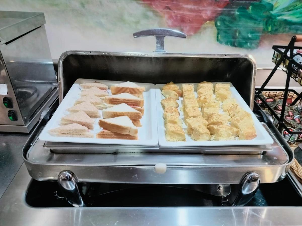Comida en o cerca de este hotel
