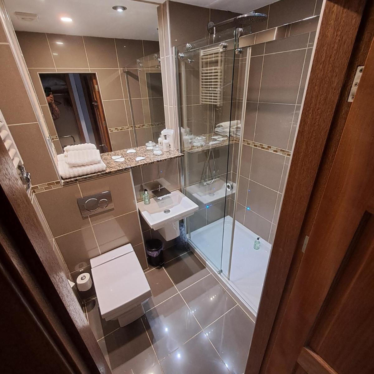 Riverside House - Housity