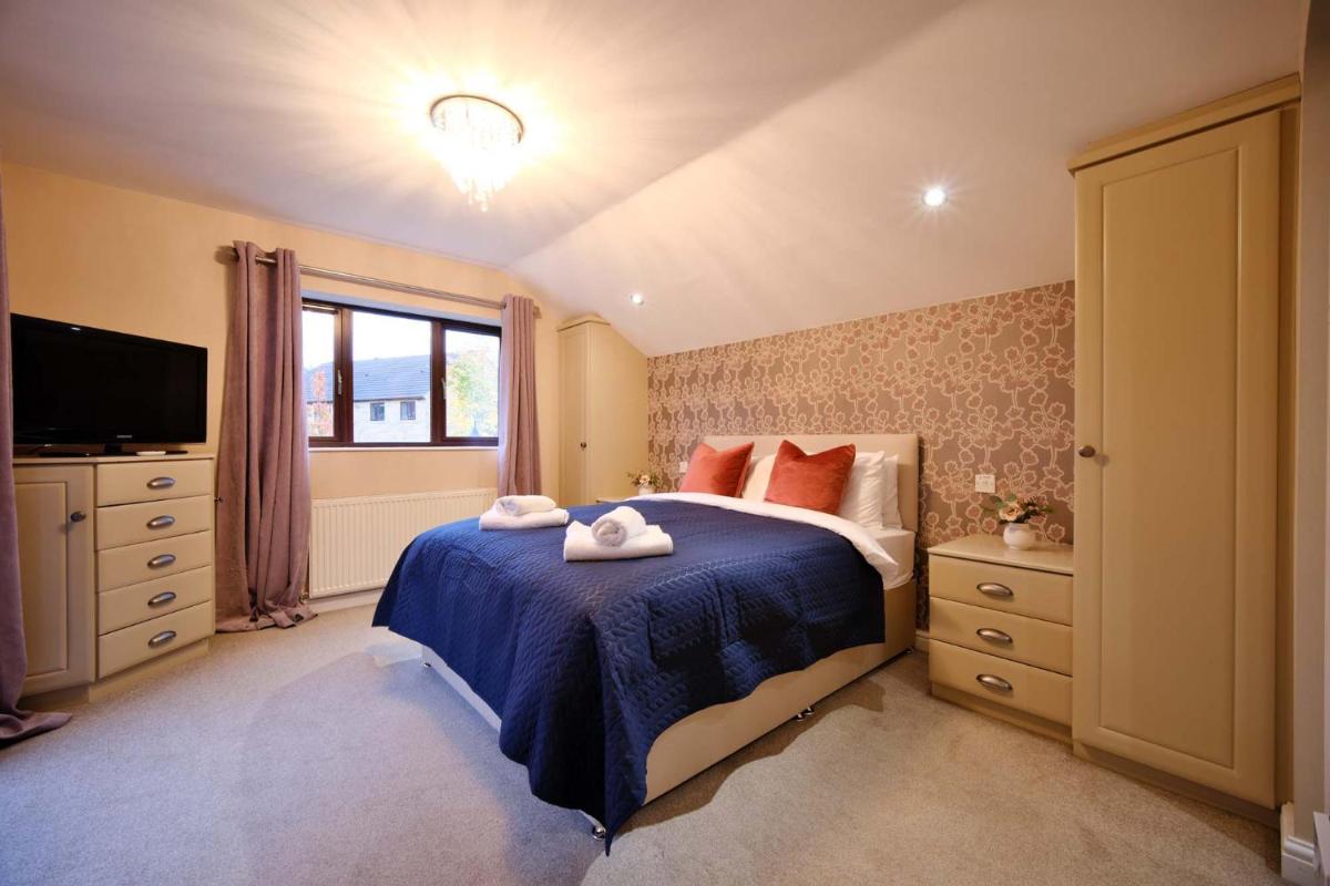 Spacious Dewsbury Home, 8 beds, sleeps 10, Free Parking and Wifi, 3 TVs, Close to motorways - Housity