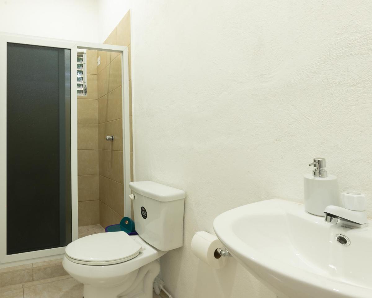Apartamentos Petenchel, por Aeropuerto Flores Peten no 3 - Housity
