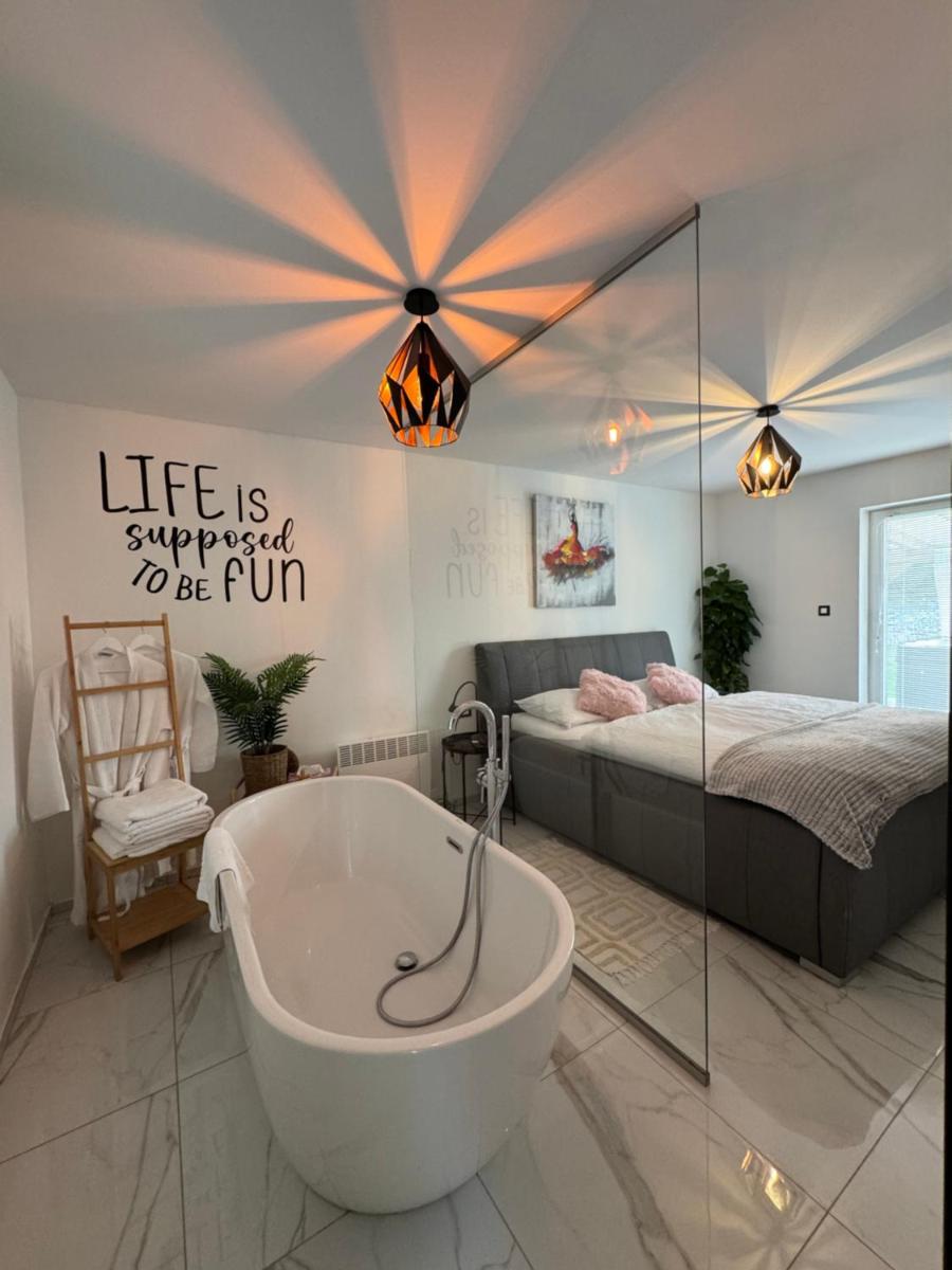 Holiday House Sunset Spa - Housity