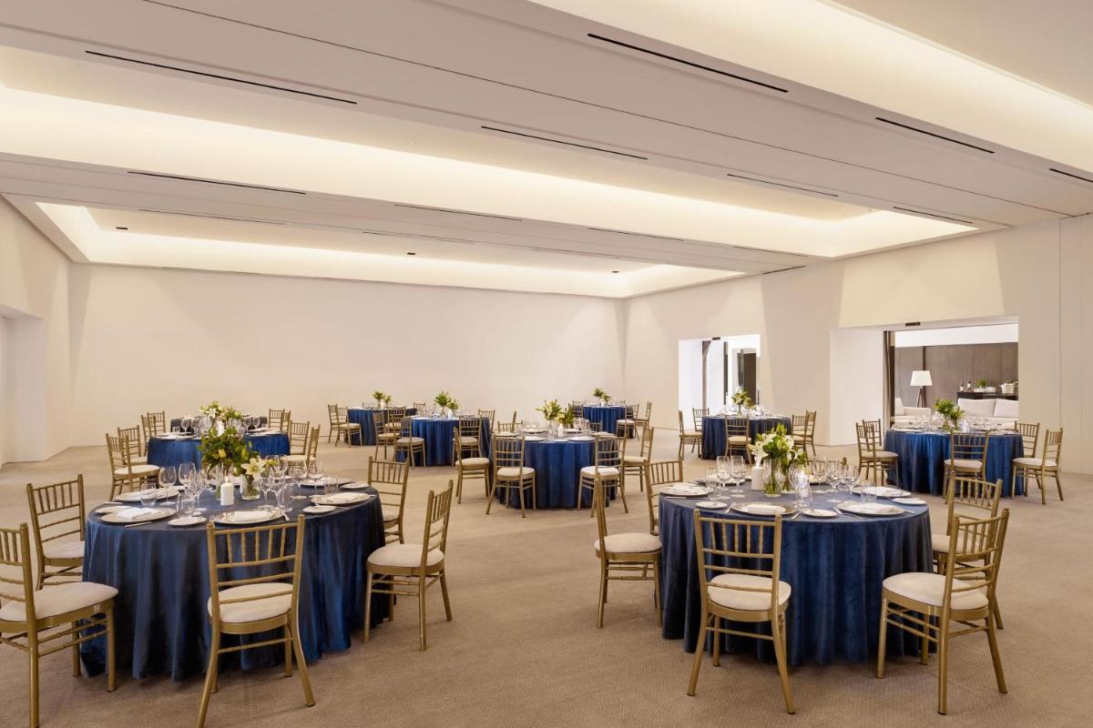 Um restaurante ou outro lugar para comer em Penha Longa Resort