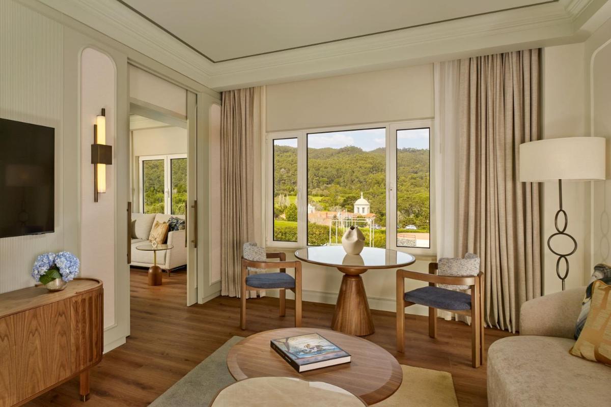 Uma área de estar em Penha Longa Resort