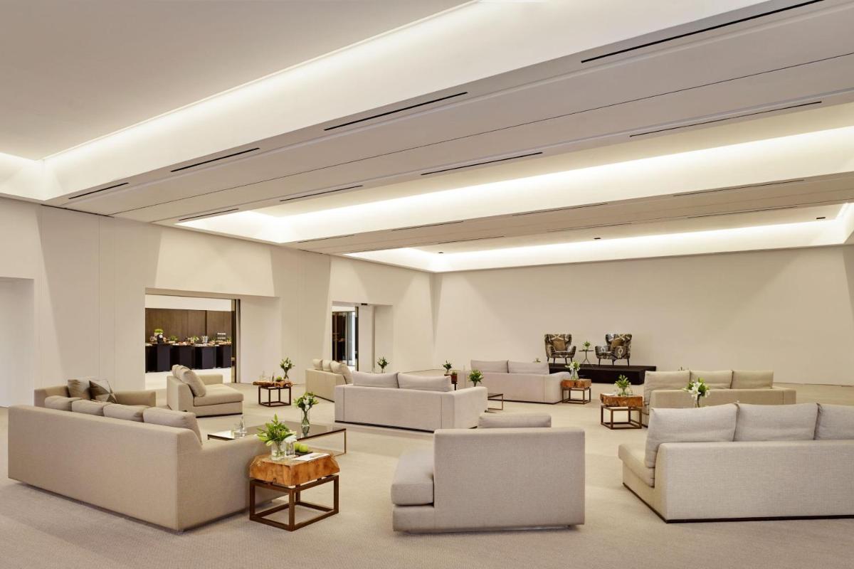 Uma área de estar em Penha Longa Resort