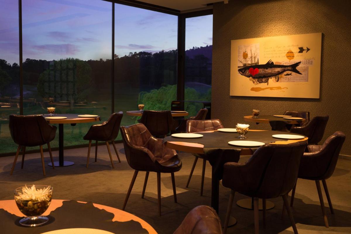 Uma área de estar em Penha Longa Resort