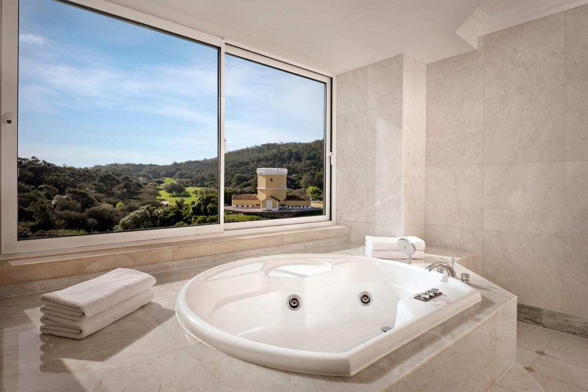 Uma casa de banho em Penha Longa Resort