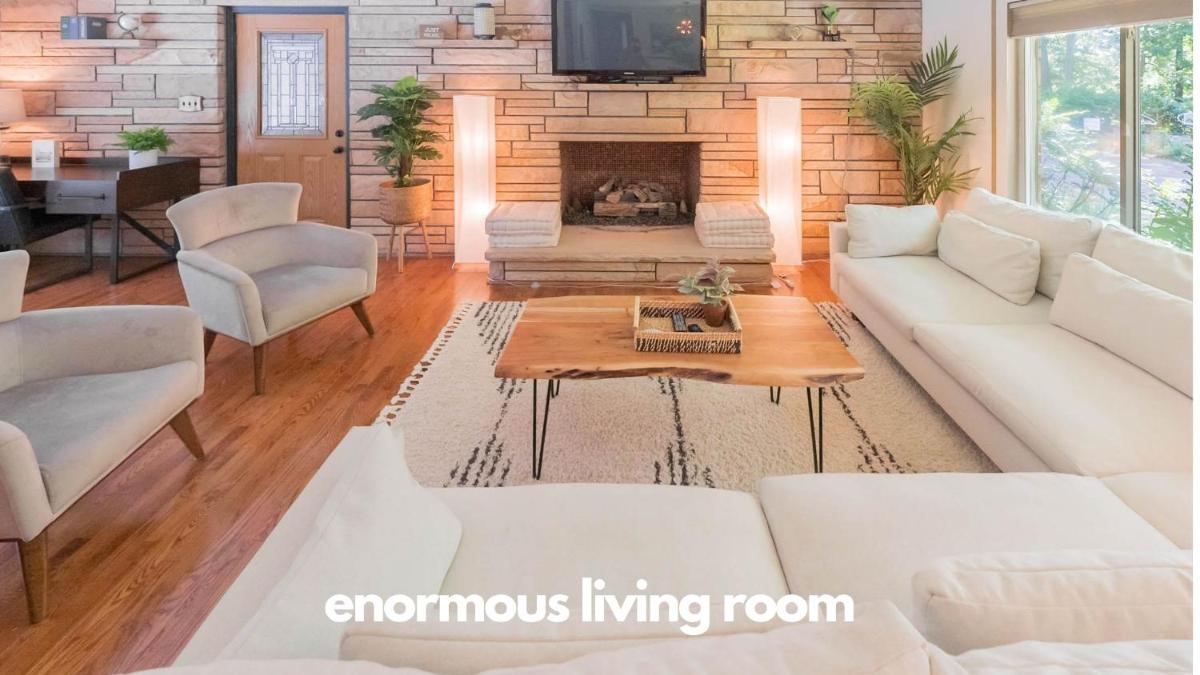Dream home w fireplace amenities & tons of space - Housity