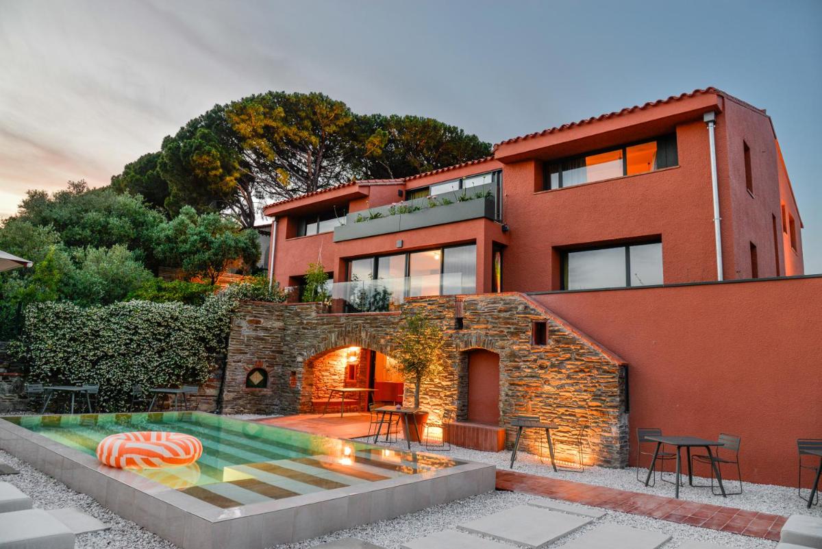 une maison avec une piscine devant dans l'établissement Maison Nova - Boutique Hôtel & Spa, à Collioure