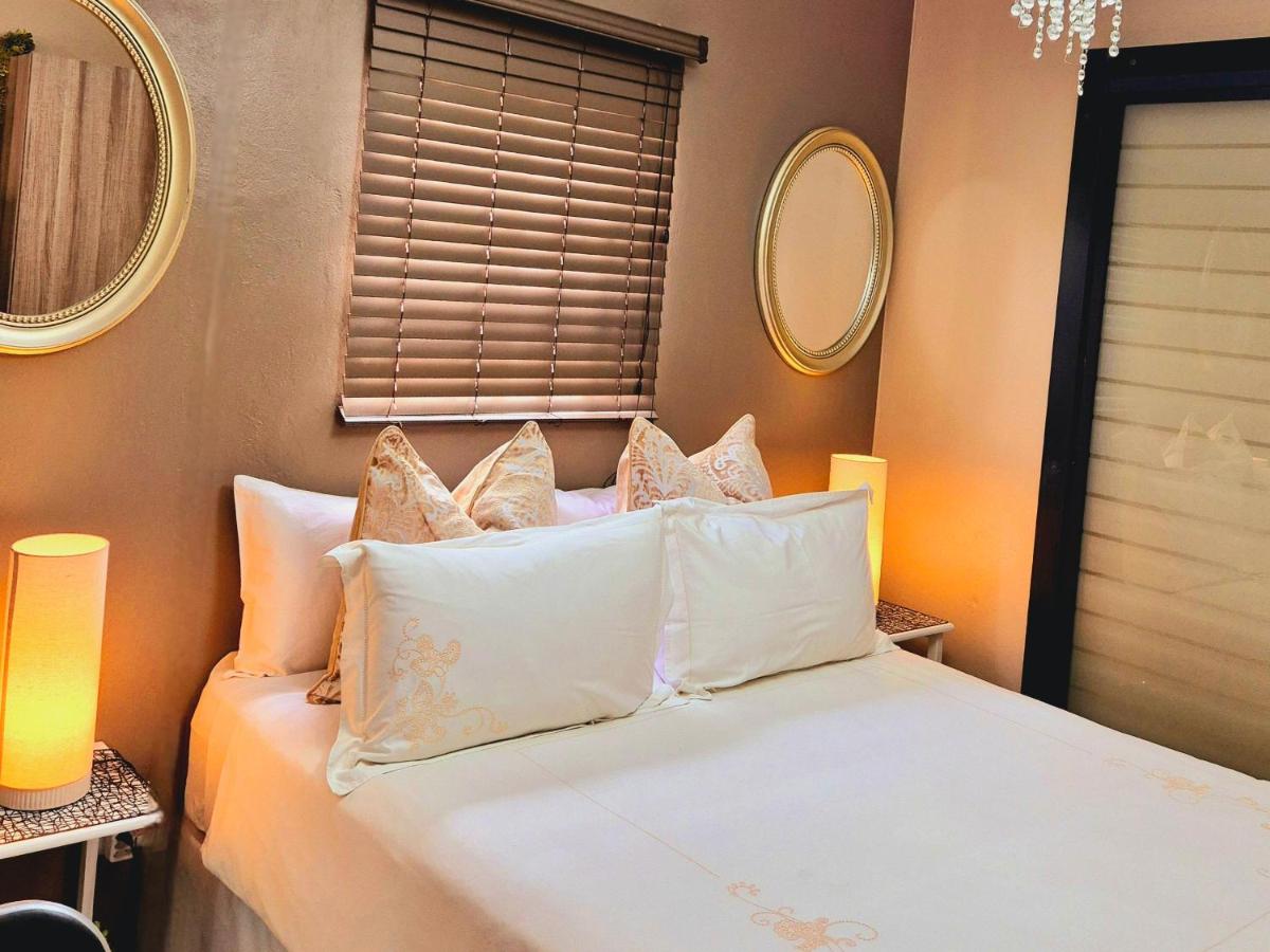 URlyfstyle Cottage 10km from OR Tambo Int Airport - Housity