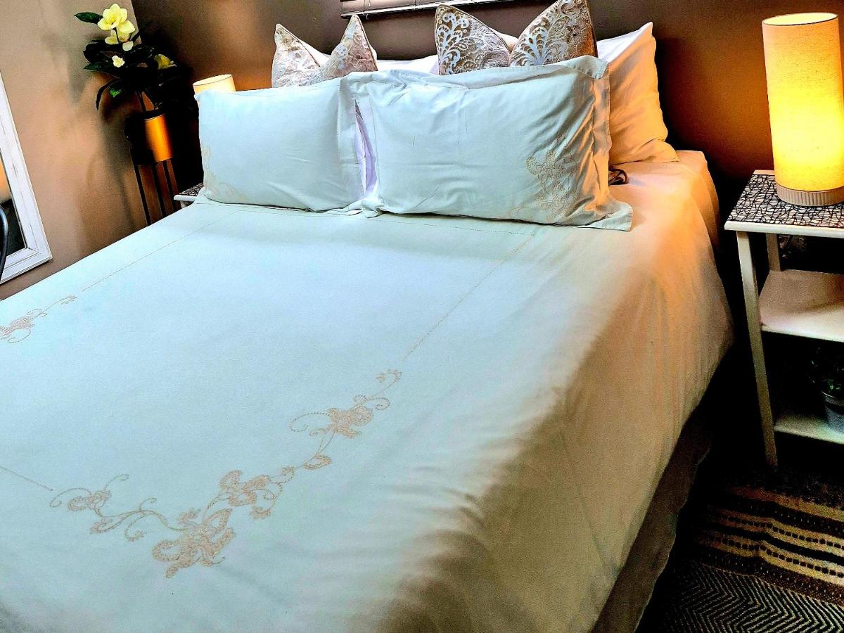 URlyfstyle Cottage 10km from OR Tambo Int Airport - Housity