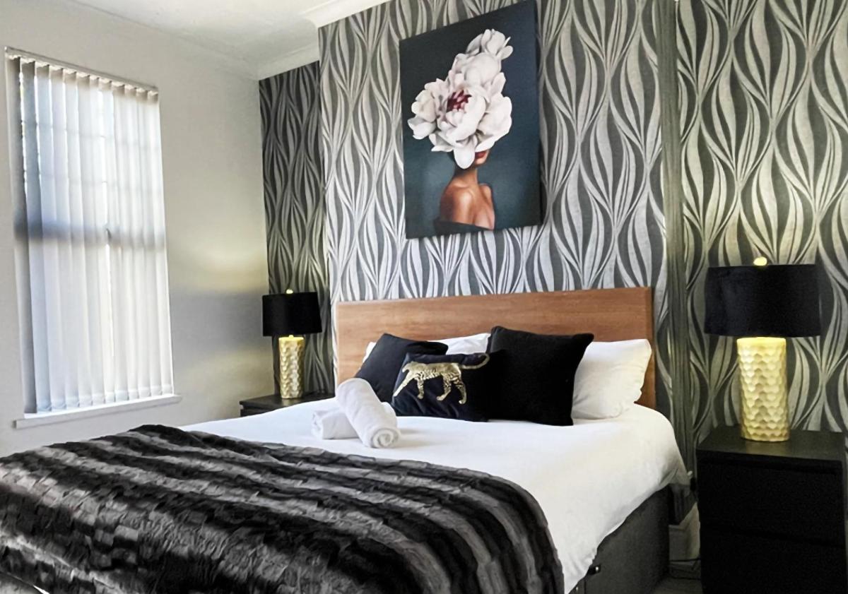 Titanic The Lady, 3 Bed Townhouse - Housity