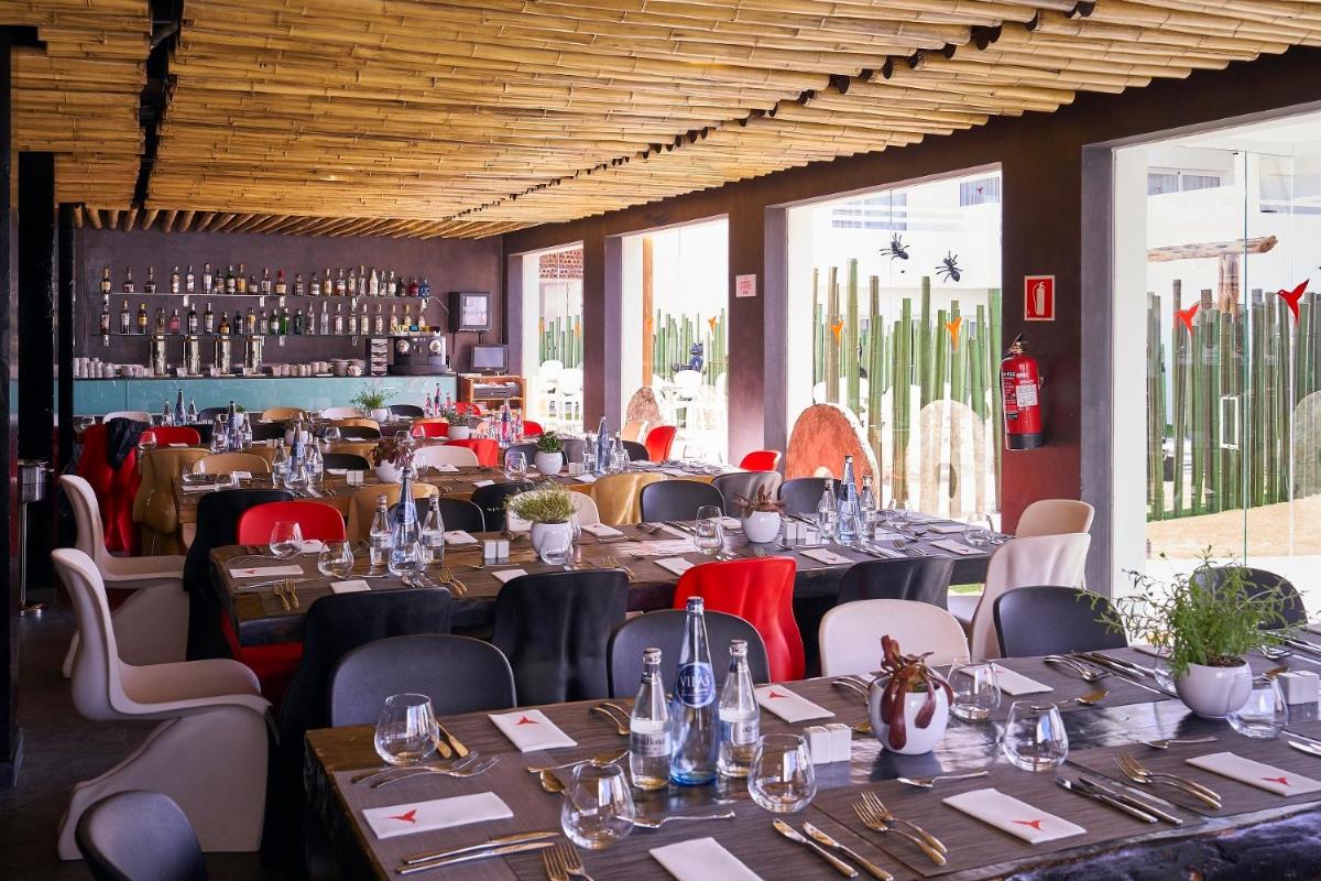 Un restaurante o sitio para comer en Ushuaïa Ibiza Beach Hotel - Adults Only - Club Entrance Included