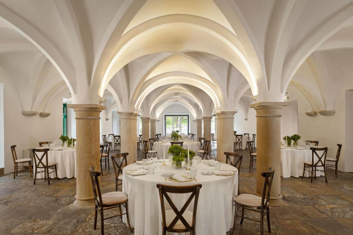 Um restaurante ou outro lugar para comer em Penha Longa Resort