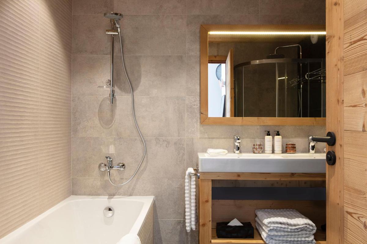 Salle de bains dans l'établissement Grandes Rousses Hotel & Spa