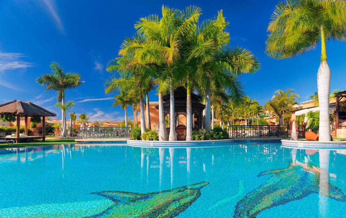 una piscina con tiburones en un complejo en Green Garden Eco Resort, en Playa de las Américas