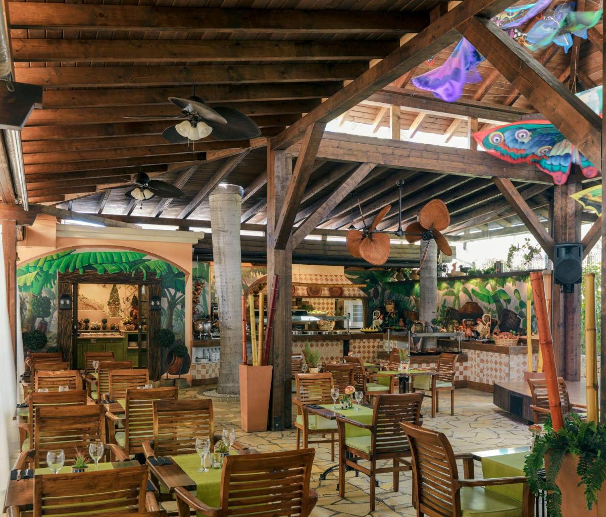 Un restaurante o sitio para comer en Green Garden Eco Resort