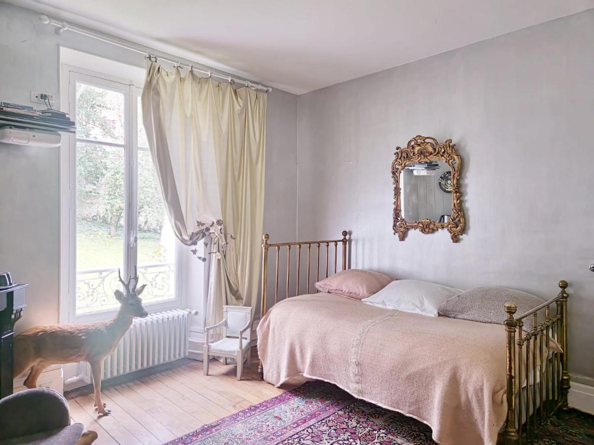 Maison Stella Cadente, Maison d'hôtes Artistique et Jardin à Provins - Housity