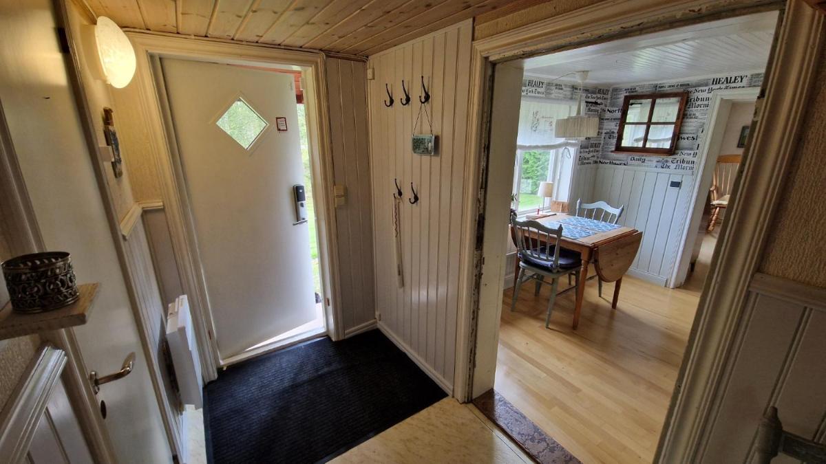 Lidsbergs torp i Ölme från år 1910 Ett eget mysigt torp med kakelugn, lågt i tak, sovrum på loft med snedtak bäddsoffa i v-rum trädgård och gasgrill - Housity