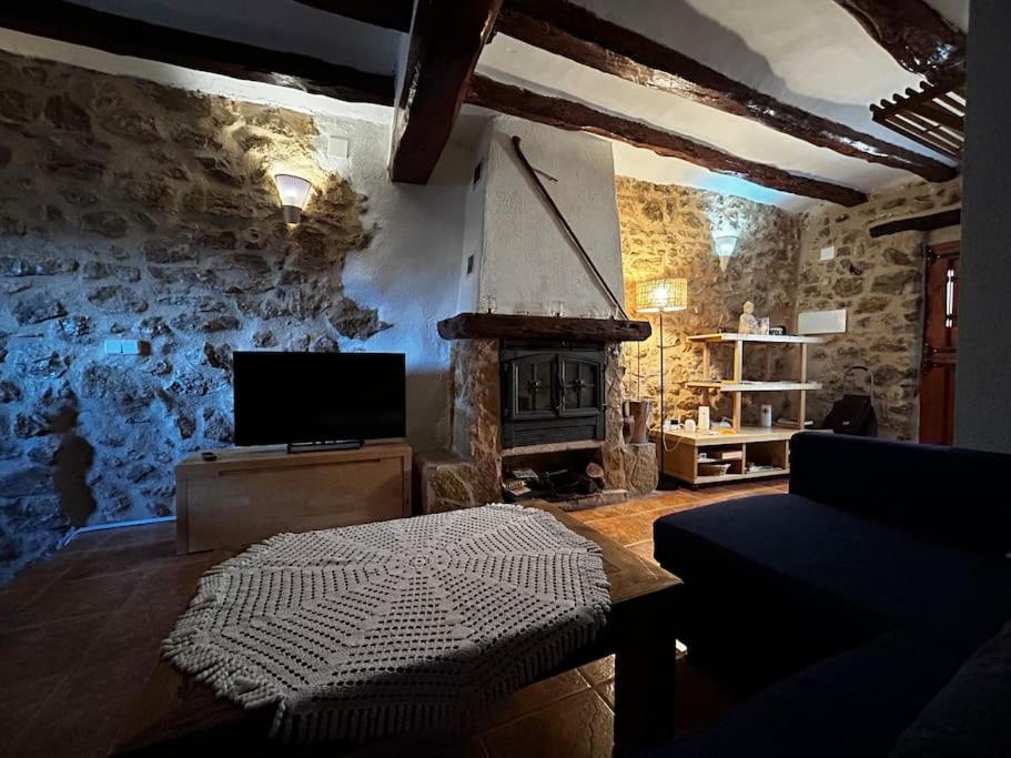 Rural Stone House with wood fireplace - Housity