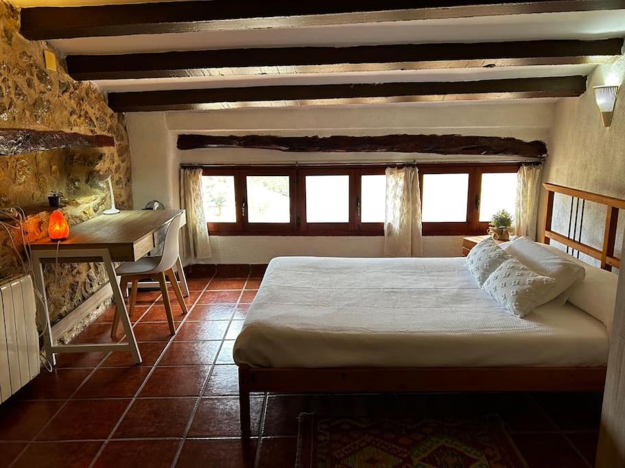 Rural Stone House with wood fireplace - Housity