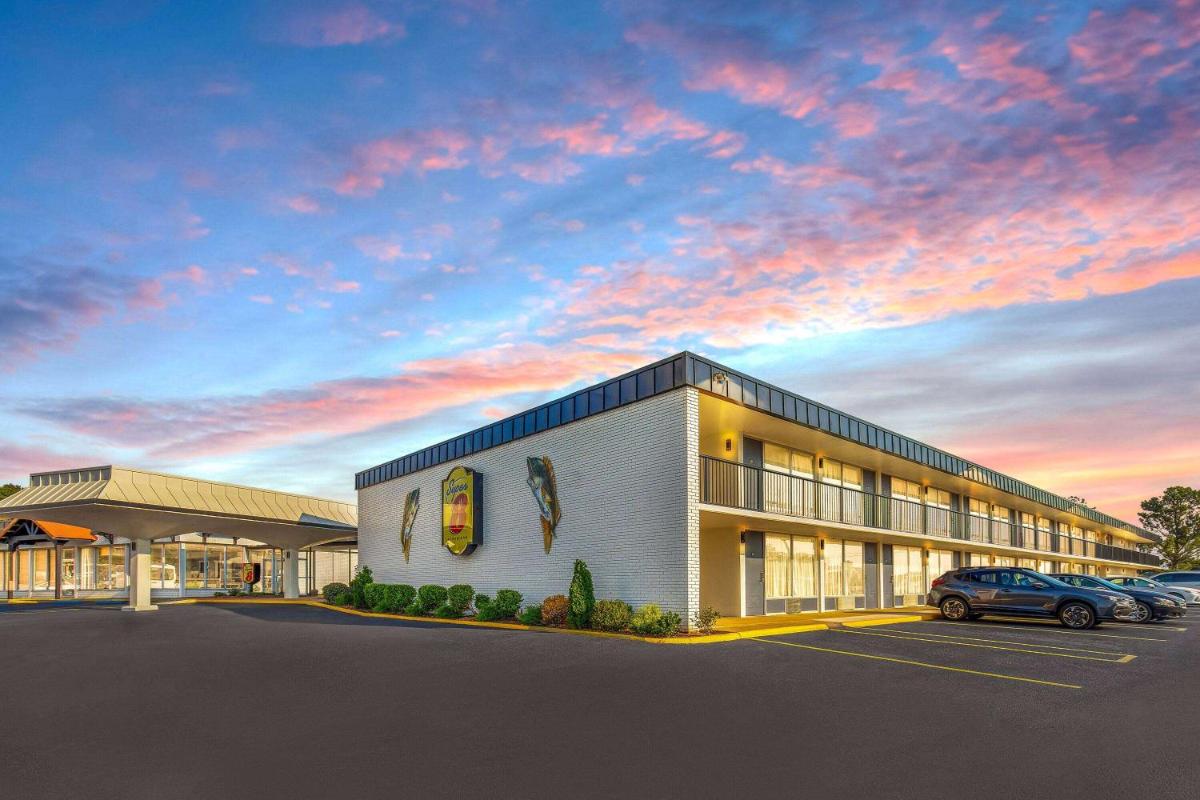 Super 8 by Wyndham Riverside AL - Housity