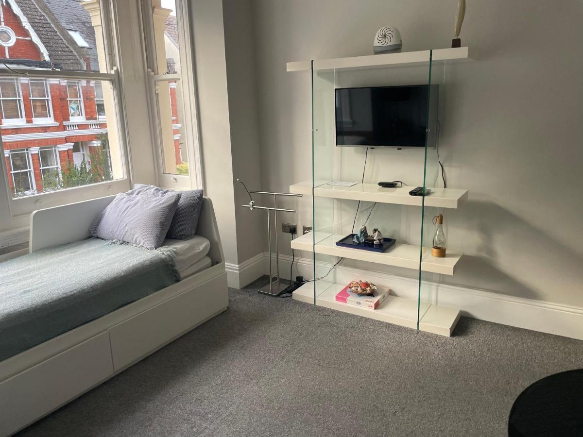 Lancaster Entire Studio - Housity