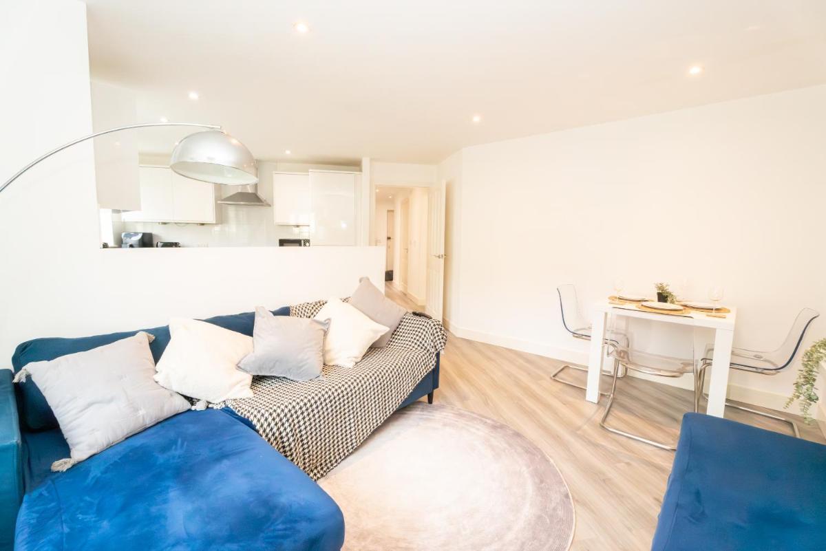 Pristine Purfleet Newly Renovated 2Bed, 2Bath - Housity