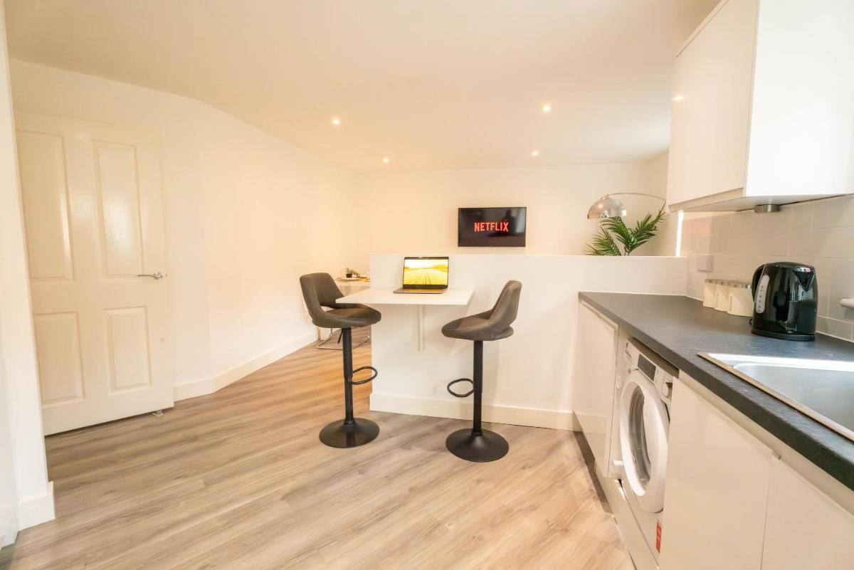 Pristine Purfleet Newly Renovated 2Bed, 2Bath - Housity