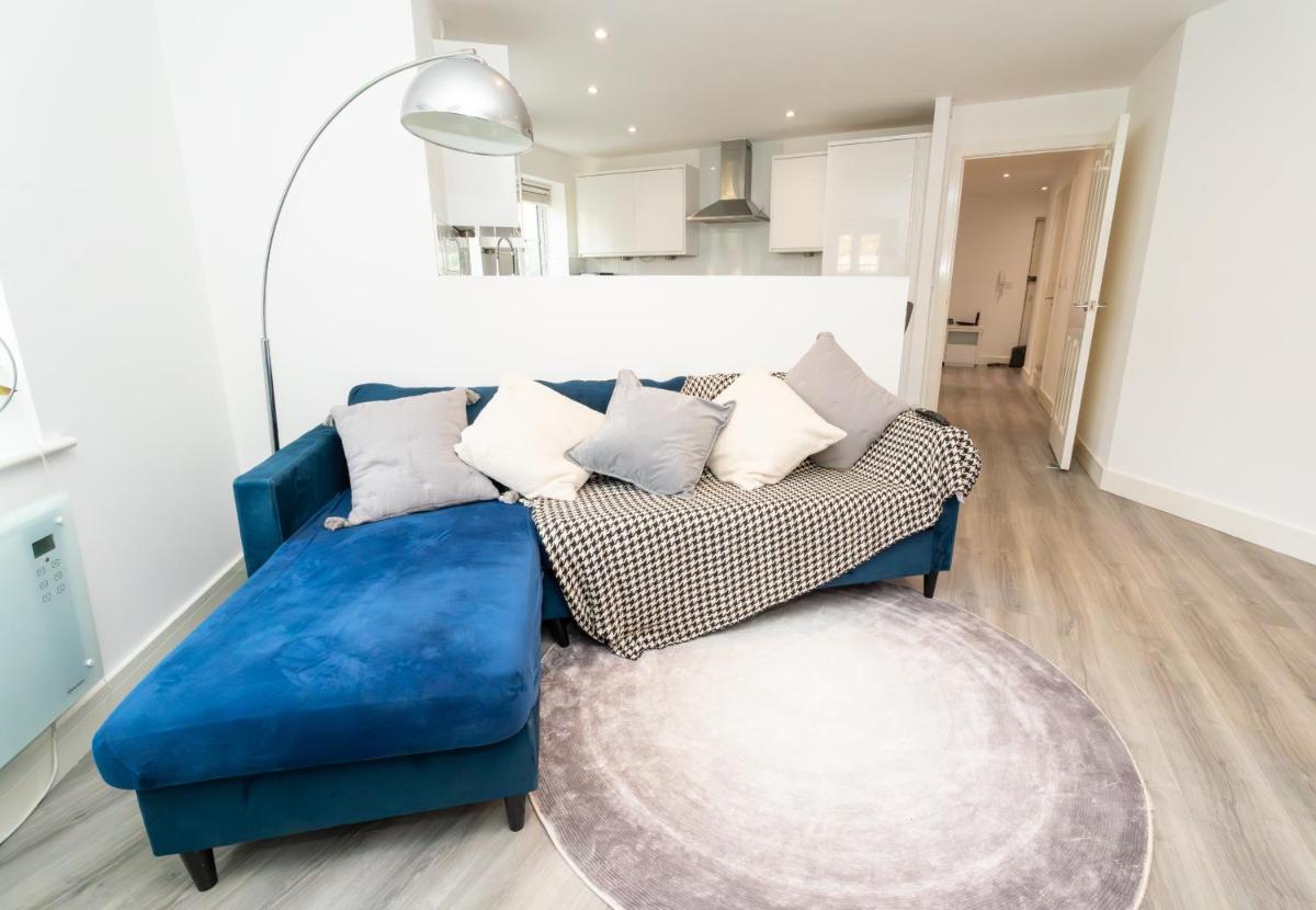 Pristine Purfleet Newly Renovated 2Bed, 2Bath - Housity