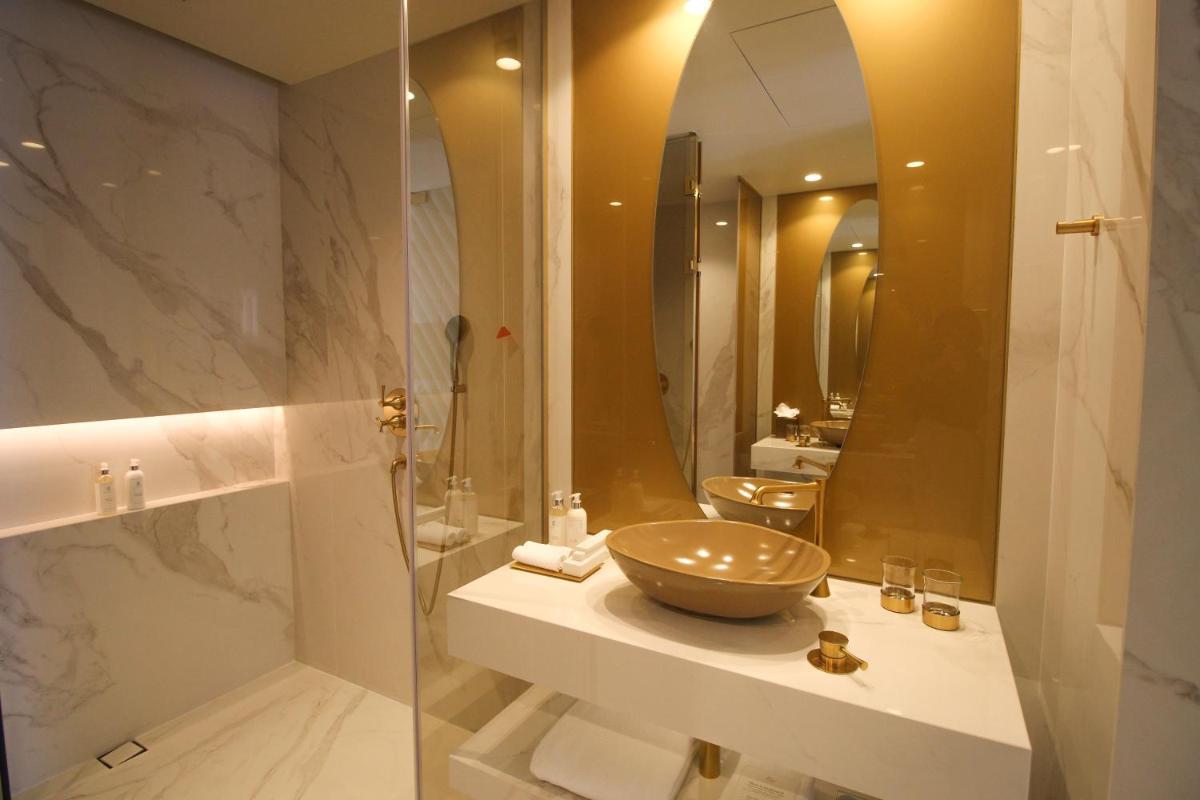 Uma casa de banho em Savoy Palace - The Leading Hotels of the World - Savoy Signature