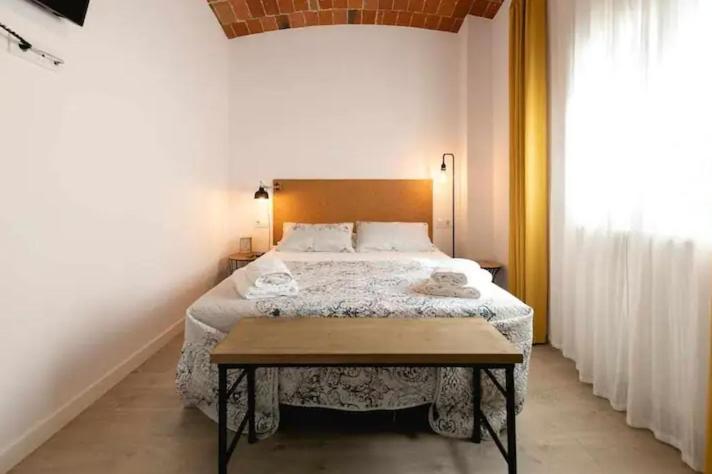 Newly renovated room w Pool & BikeParking - Housity